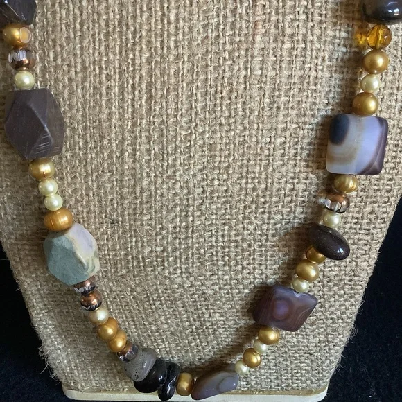 Genuine freshwater pearl & quartz necklace. - Picture 5 of 9